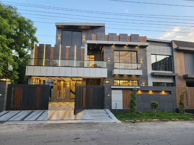 1 kanal house available for sale ultra modern first entry Luxery house for sale in Engeenering town sector B 100 feet road near wapdatown ext Lahore