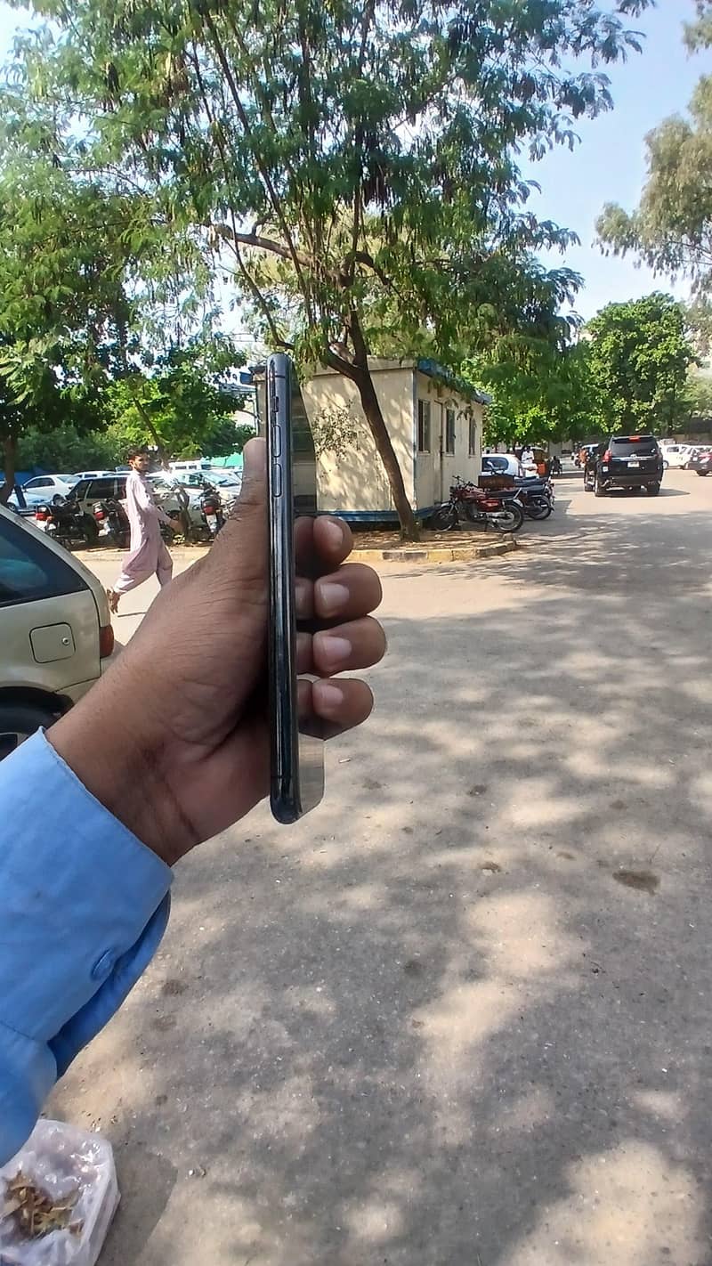 Apple iPhone 11 Pro Max 2