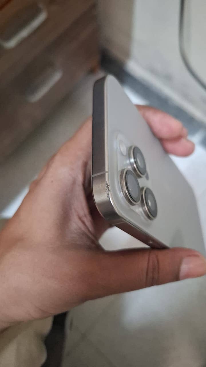 Apple iPhone 16 Pro Max 2