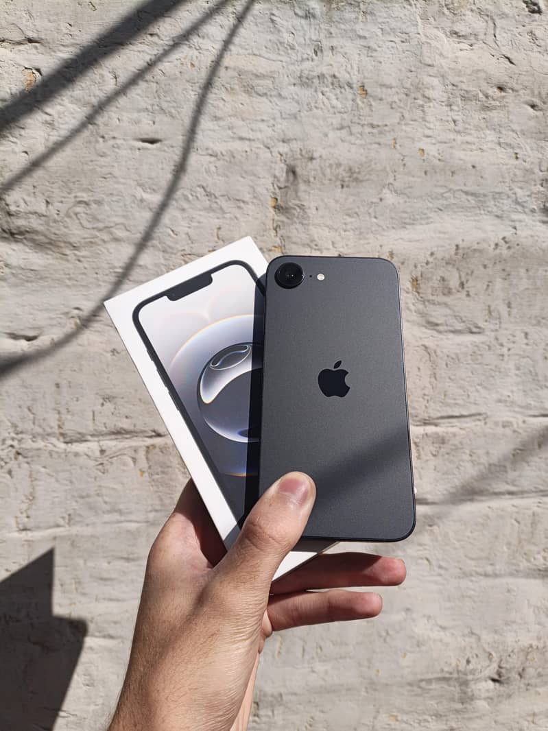 Apple iPhone 16e 0