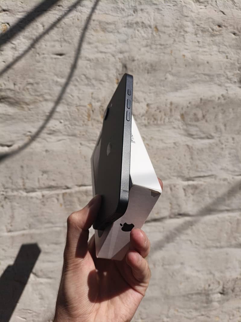 Apple iPhone 16e 1