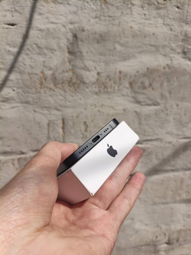 Apple iPhone 16e 2