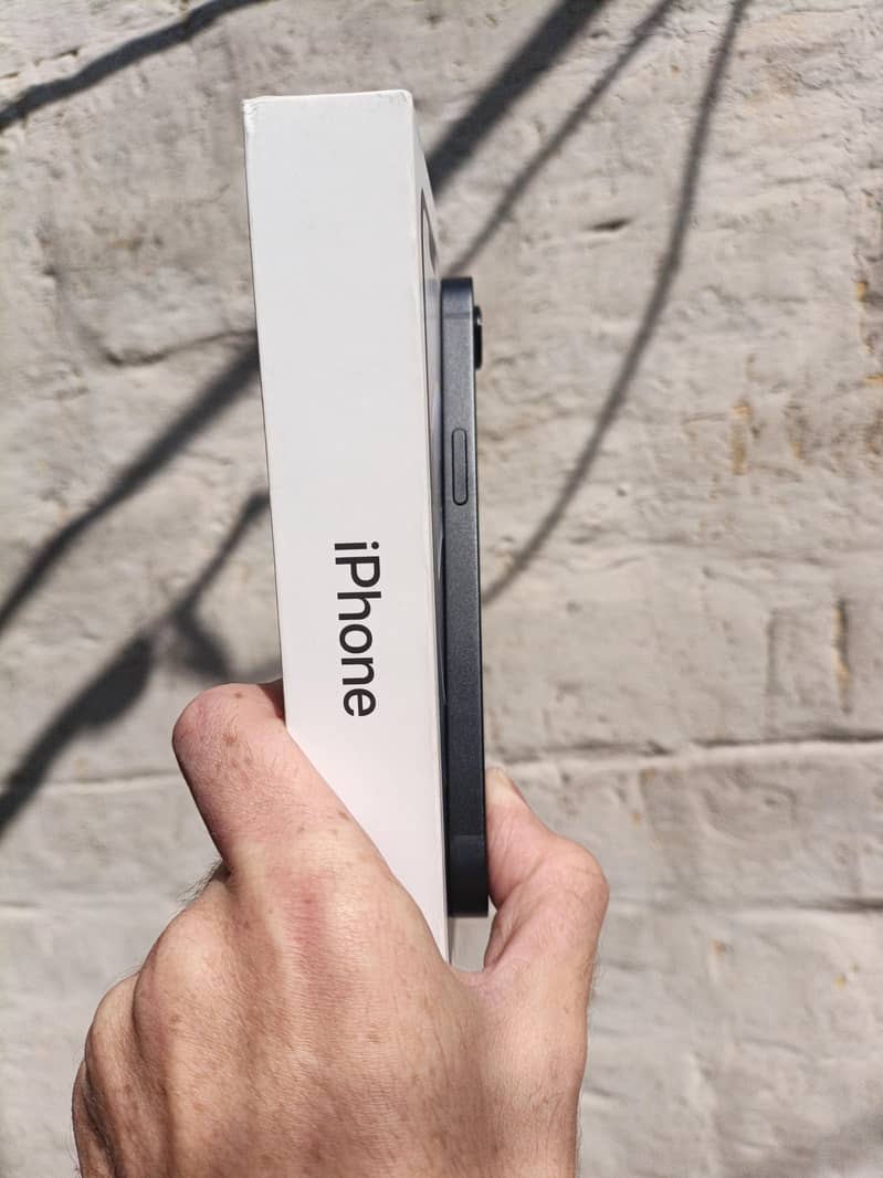 Apple iPhone 16e 3