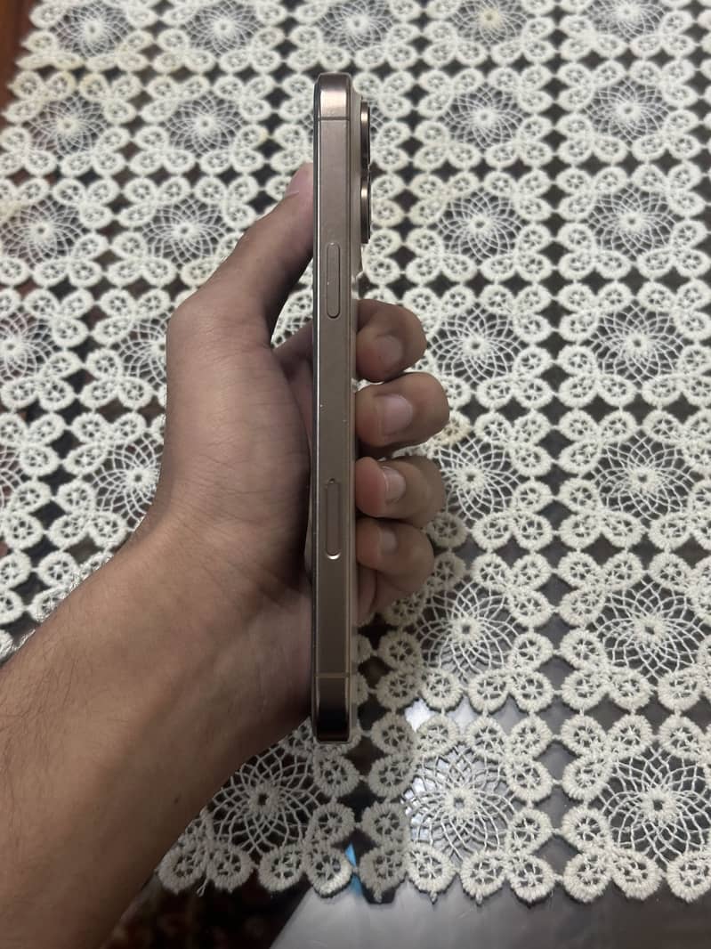 Apple iPhone 16 Pro Max 9