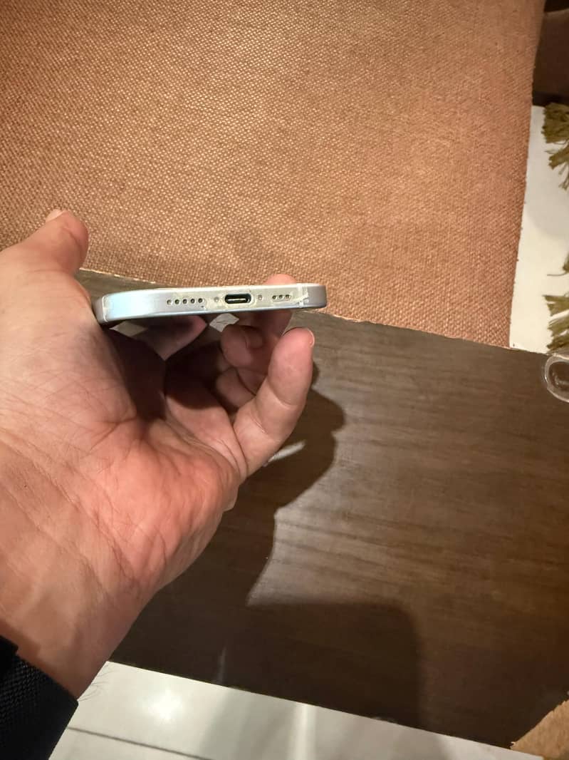 Apple iPhone 15 4