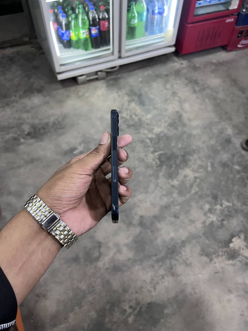 Apple iPhone 13 2