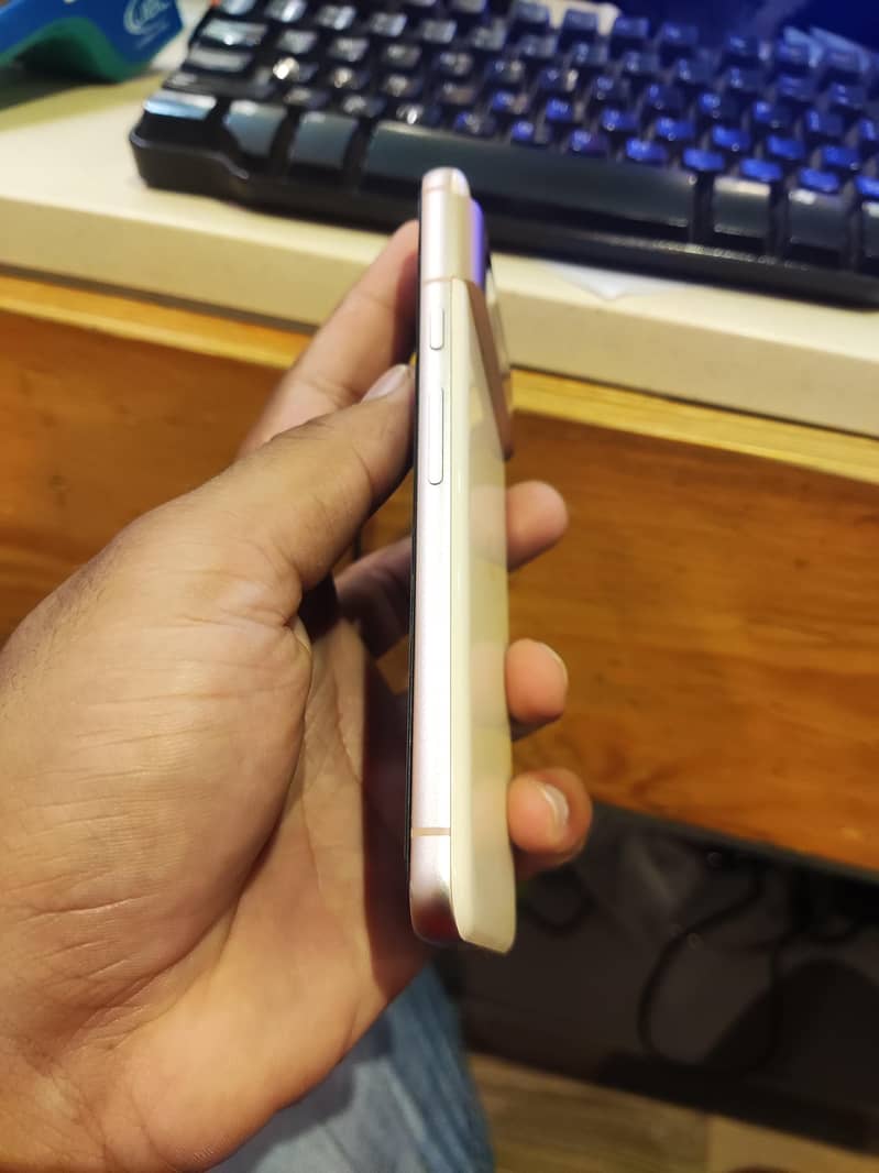 Google Pixel 8 4