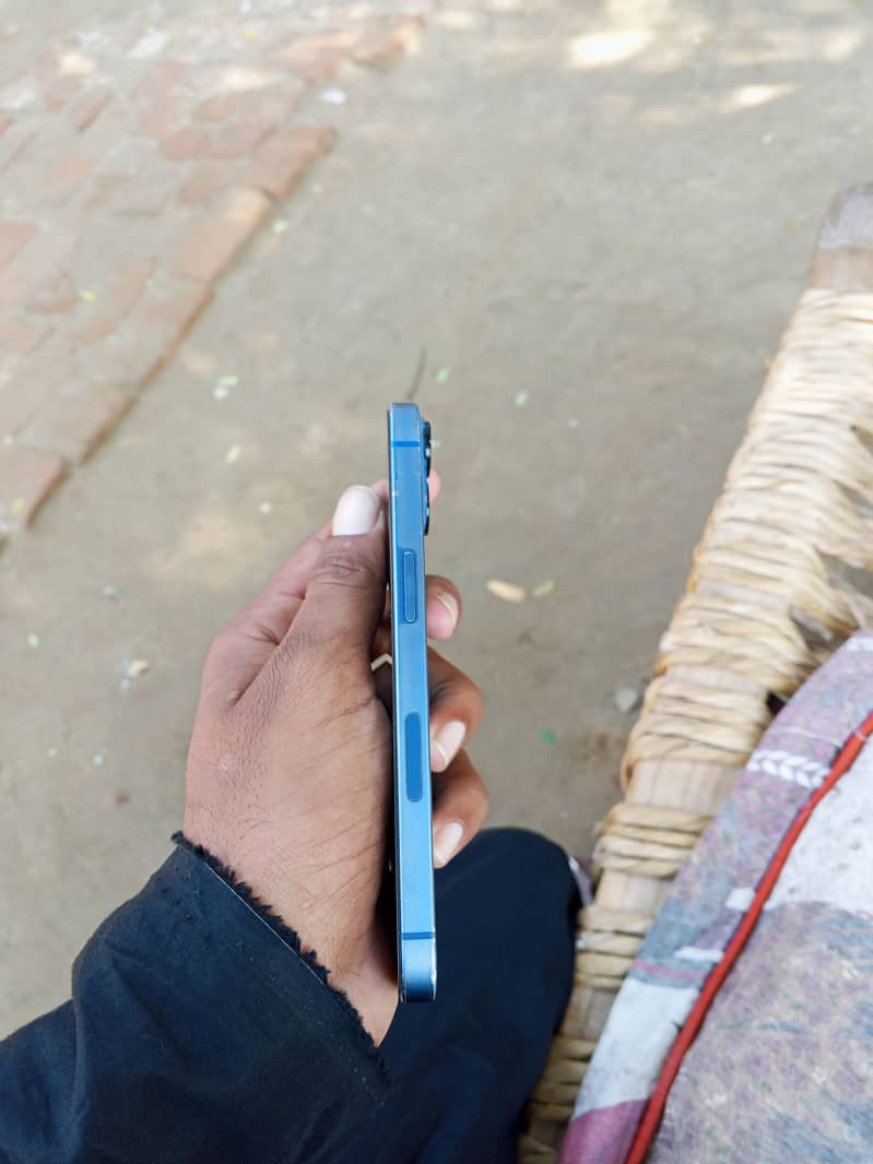 Apple iPhone 13 2