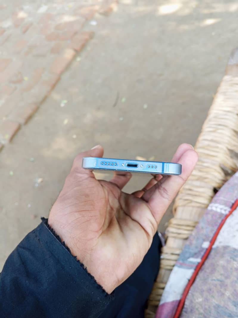 Apple iPhone 13 6