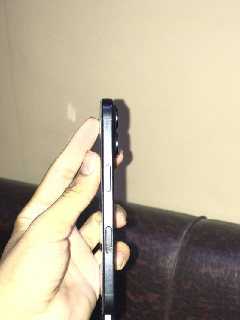 Apple iPhone 16 3
