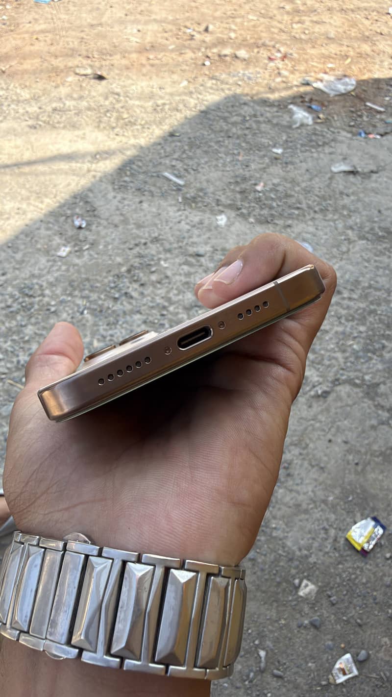Apple iPhone 16 Pro Max 4