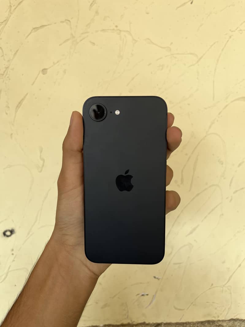 Apple iPhone 16e 0