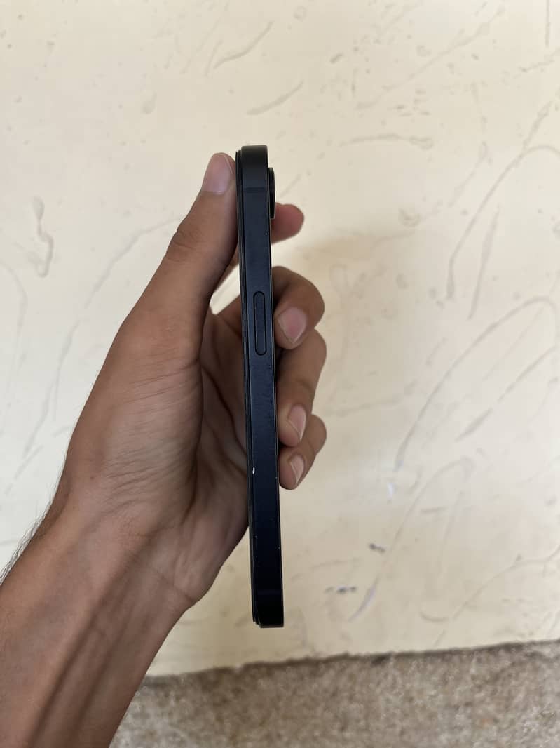Apple iPhone 16e 3