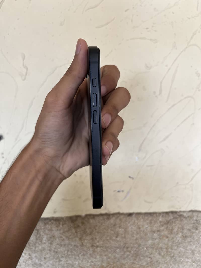 Apple iPhone 16e 4