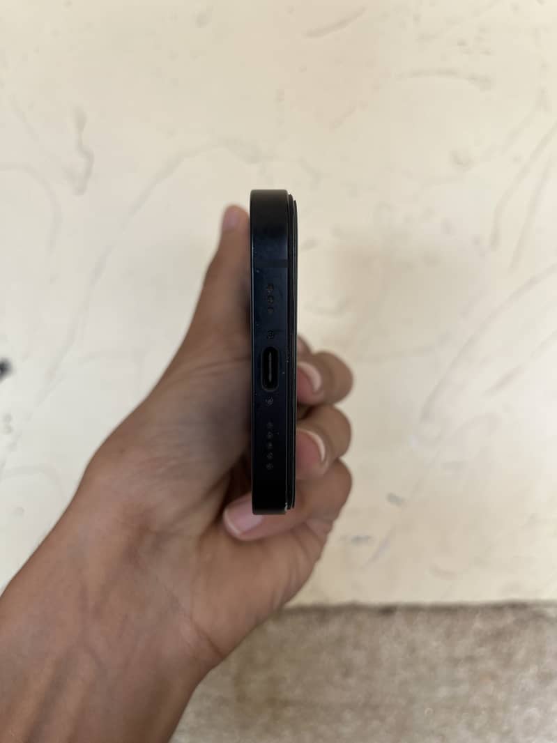 Apple iPhone 16e 5