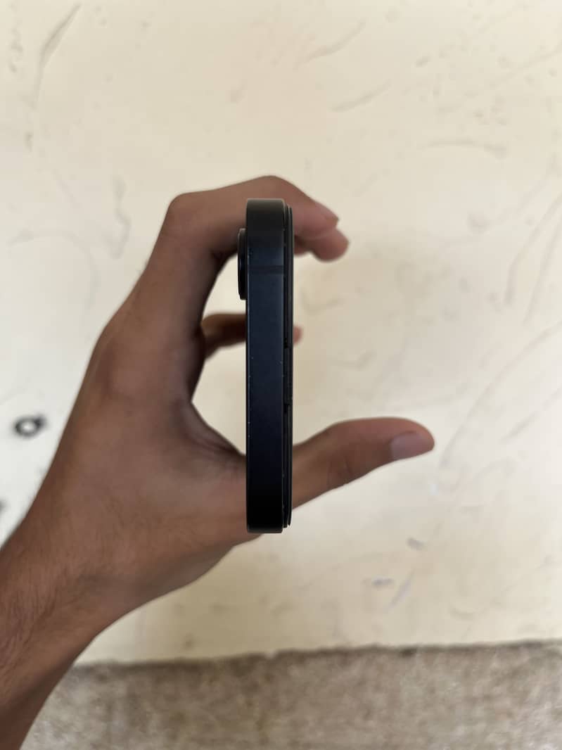 Apple iPhone 16e 6