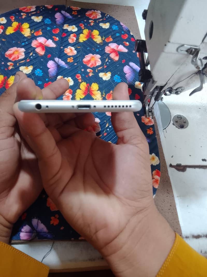 Apple iPhone 6 Plus 0