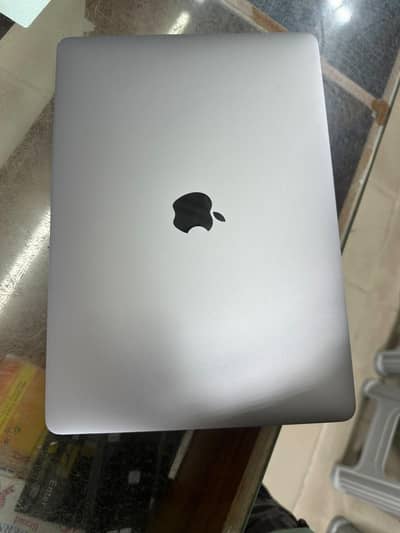 MacBook pro 2017 i5 8gb ram 128 roam with type C charger