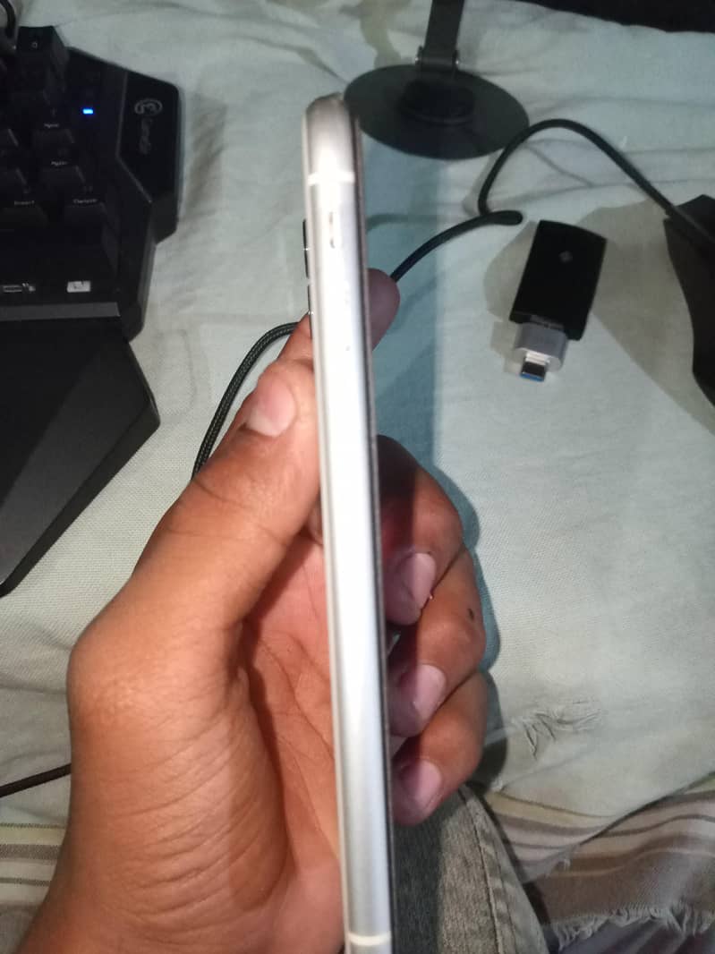 Apple iPhone 11 4
