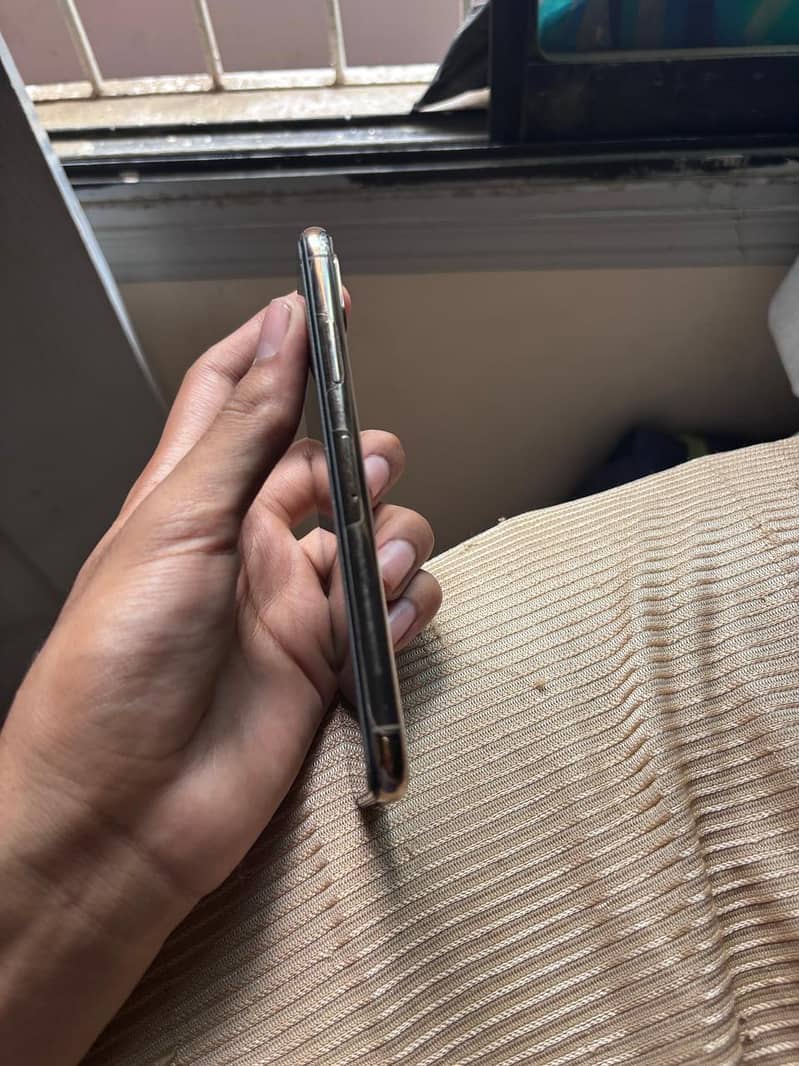 Apple iPhone XS 3