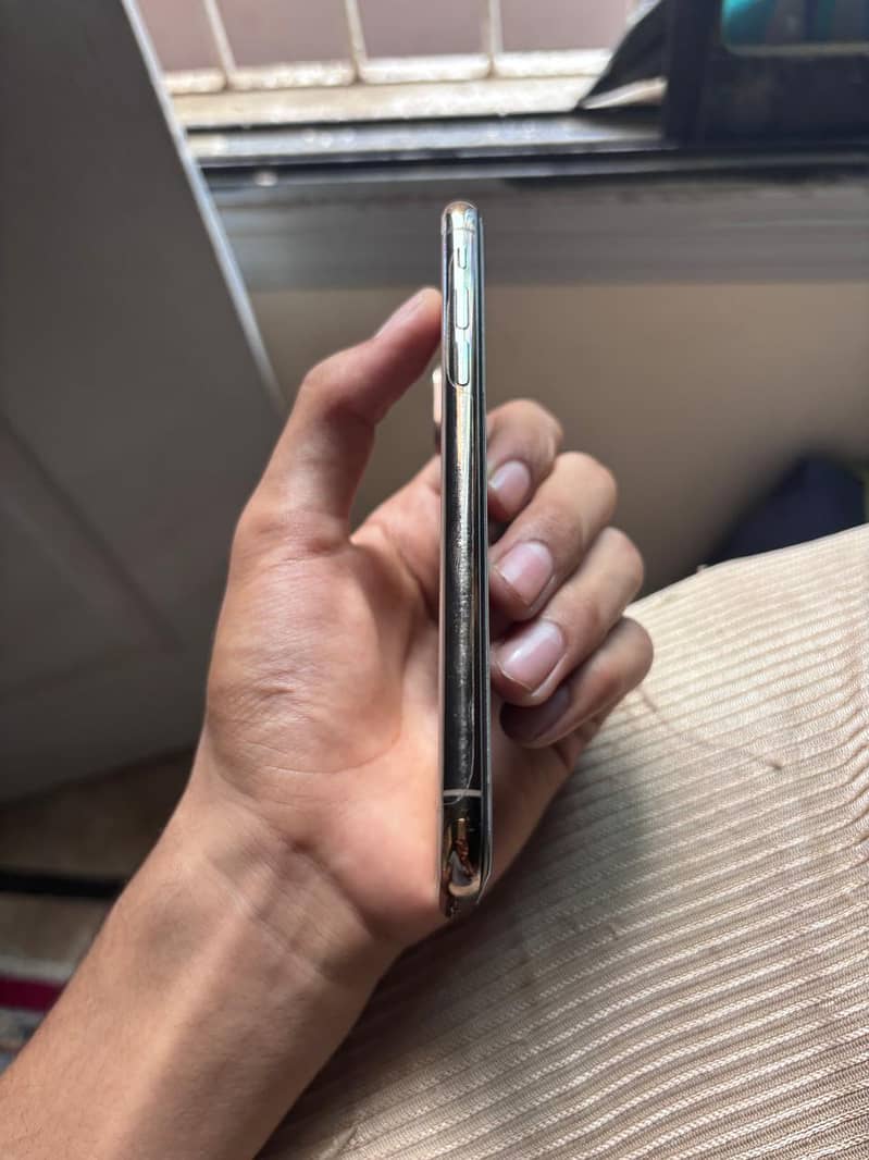 Apple iPhone XS 4