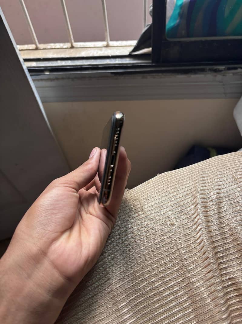 Apple iPhone XS 5