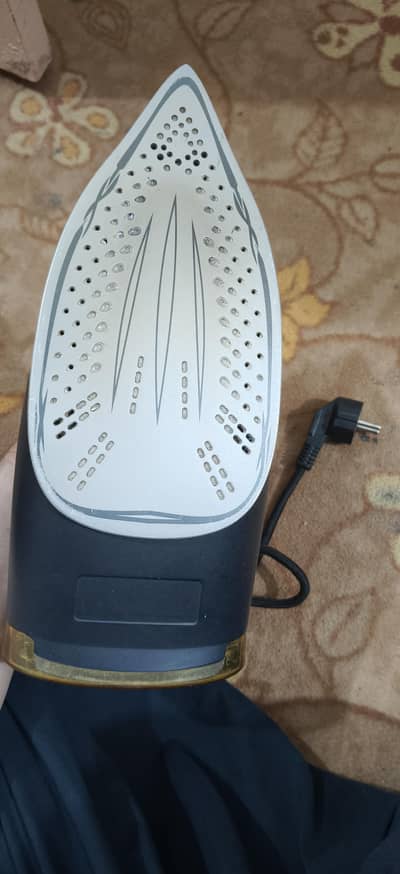 Haeger steam iron with ceramic sole plate in good condition