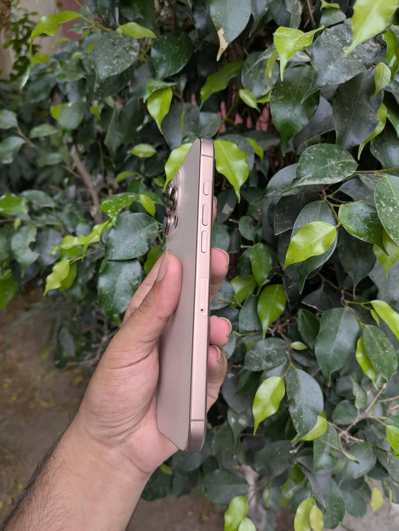Apple iPhone 16 Pro Max 9