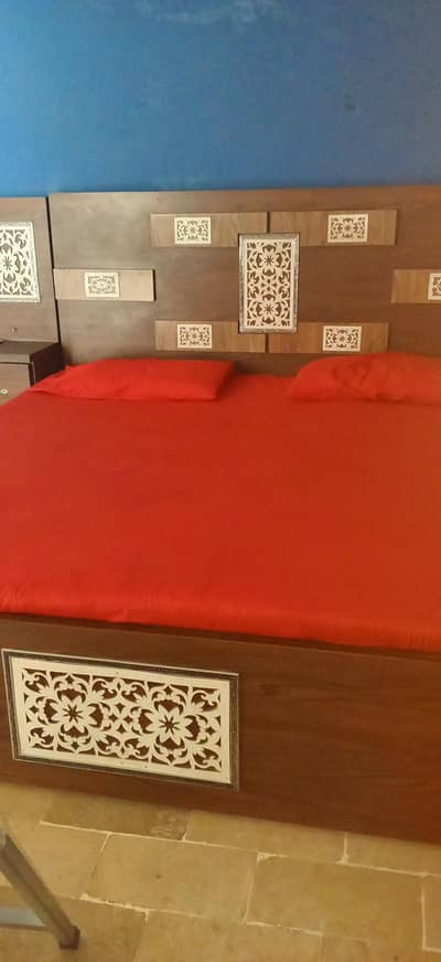 Bad with mattress and side table