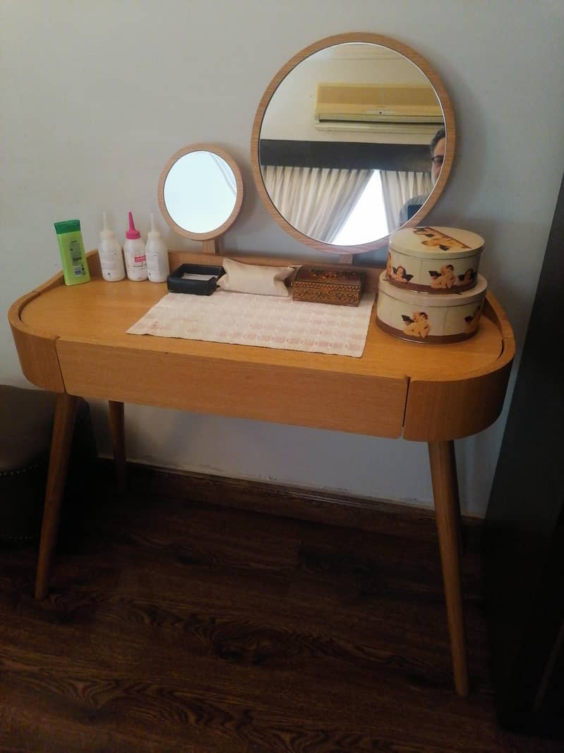 DRESSING TABLE 0