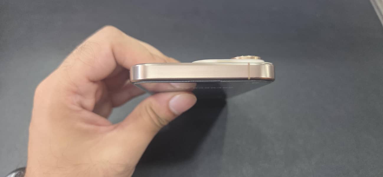 Apple iPhone 16 Pro 1