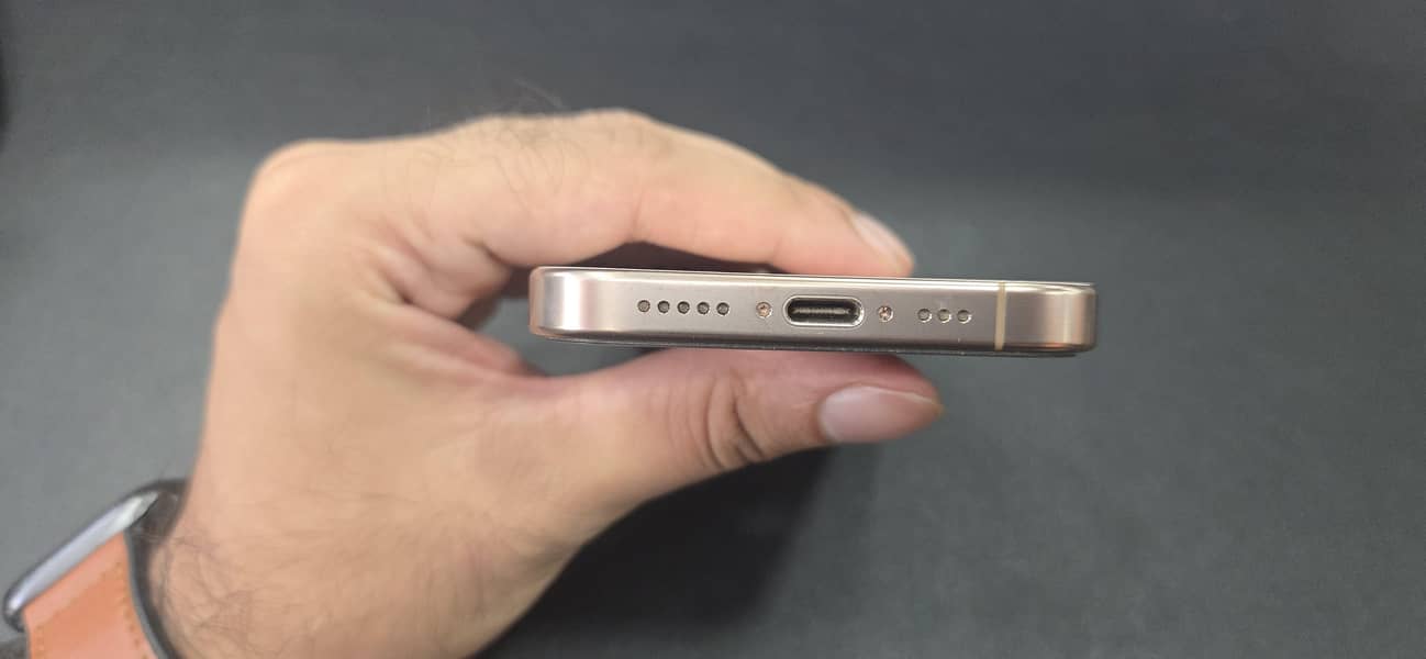 Apple iPhone 16 Pro 3