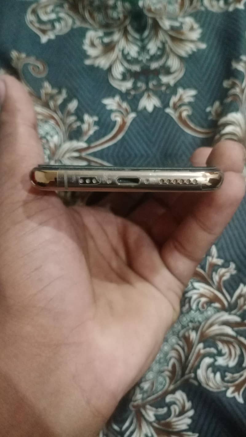 Apple iPhone 11 Pro 4