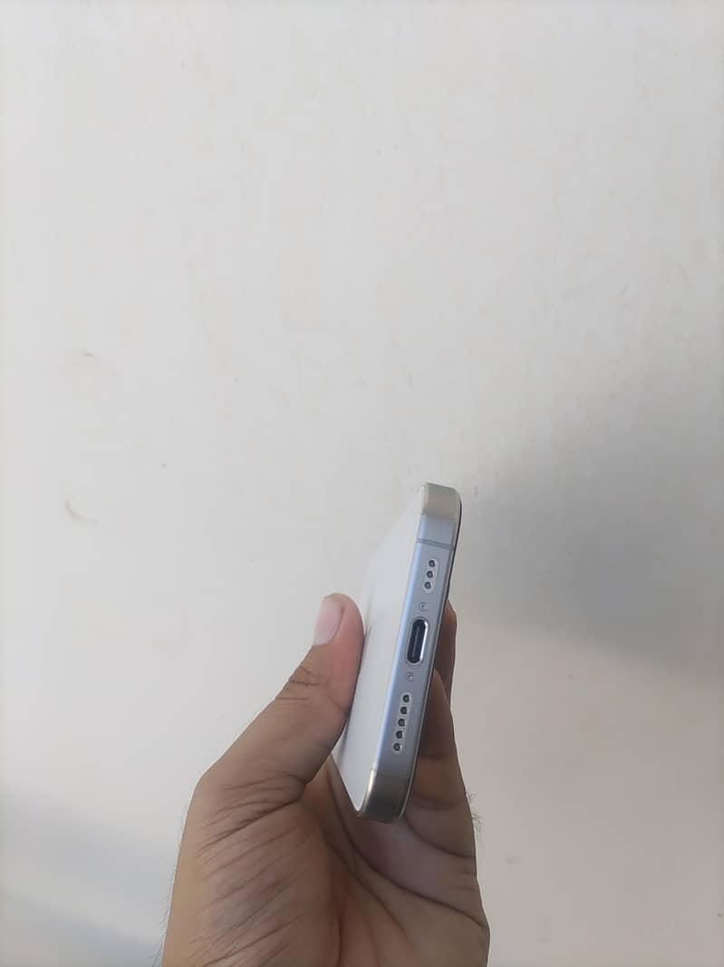 Apple iPhone 15 Pro 4
