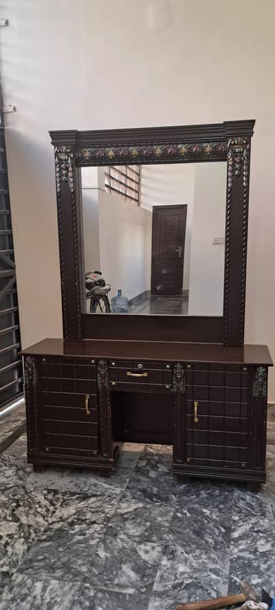 showcase and dressing table for sale