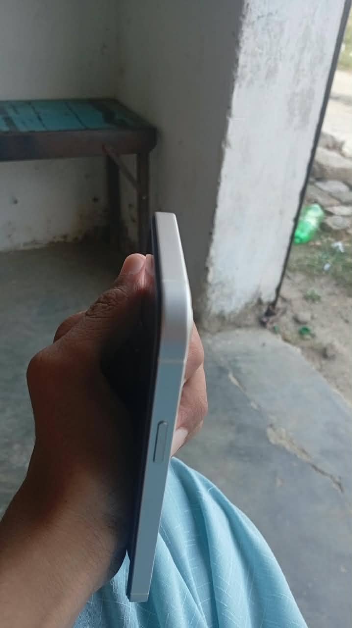 Apple iPhone 12 4