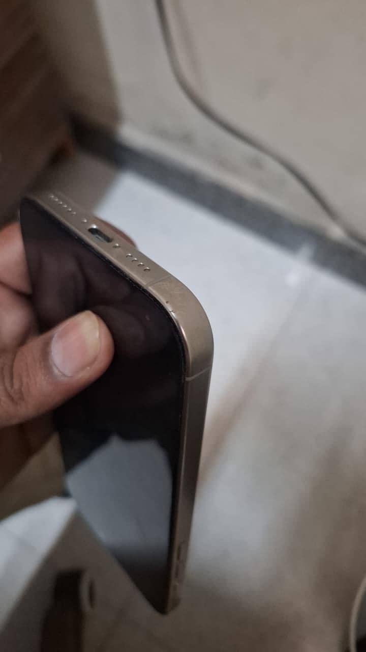 Apple iPhone 16 Pro Max 2