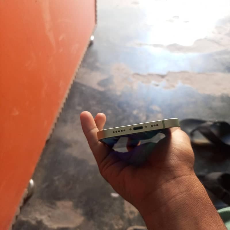 Apple iPhone 12 4