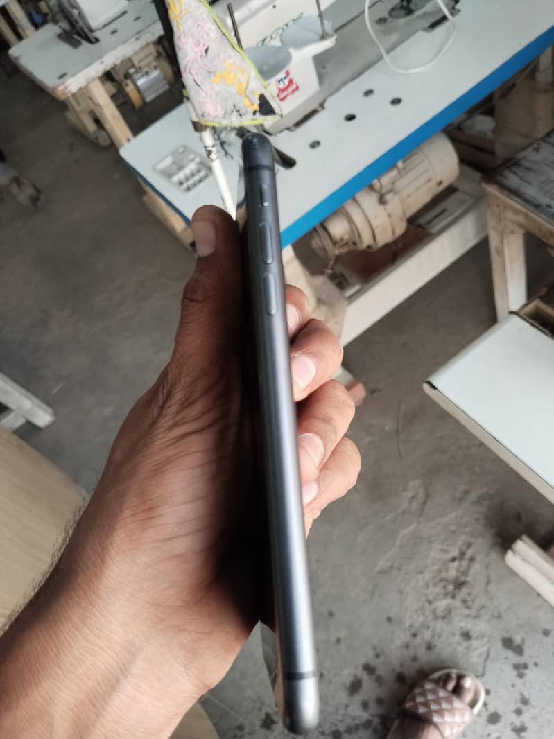 Apple iPhone 11 4