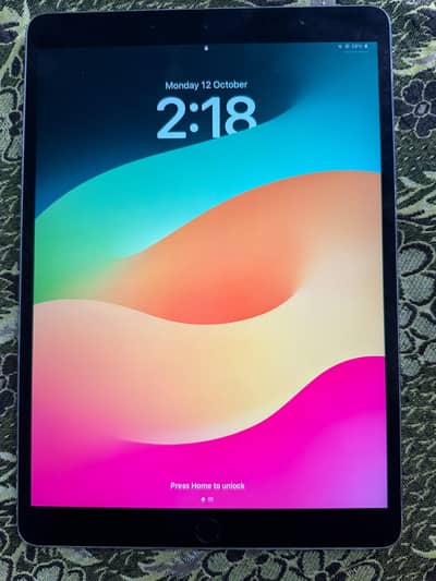 ipad pro 10.5-inch 64GB WiFi + cellular Non-PTA with box
