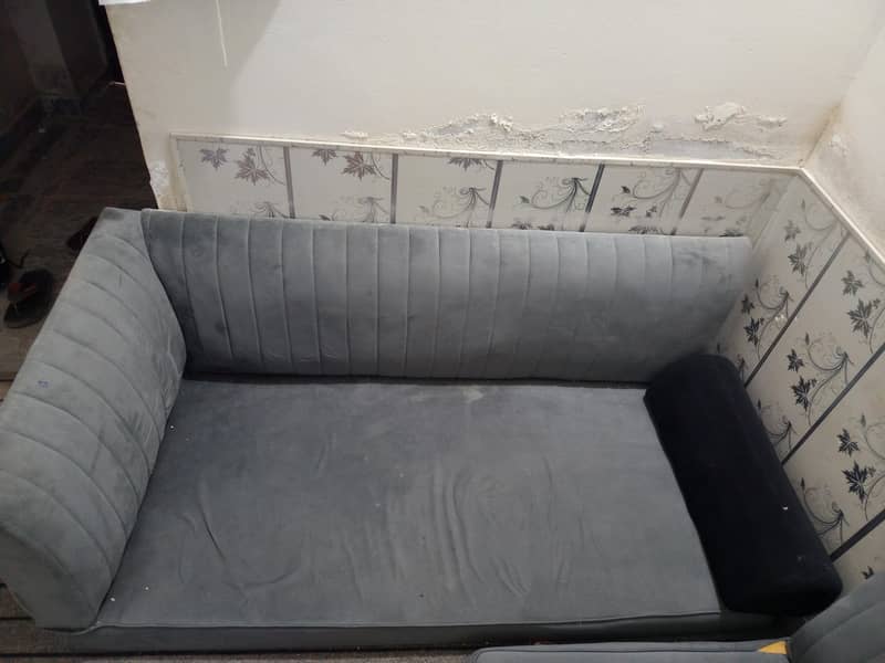 3 Bed Sofas with Side Black Bloster Pillow 2