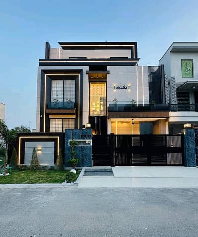 Prime Location 10 Marla House In Only Rs. 55000000