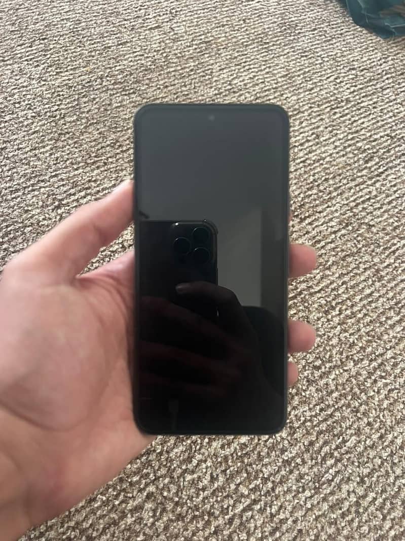 Google Pixel 8 (10/10 condition) 1