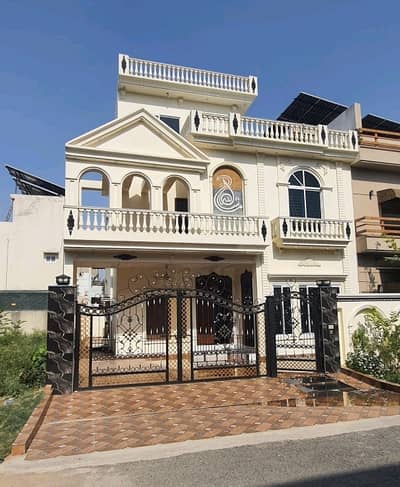 Prominently-Located Facing Park 10 Marla House Available In Citi Housing - Phase 2