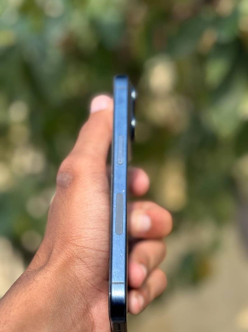 Apple iPhone 15 Pro 4