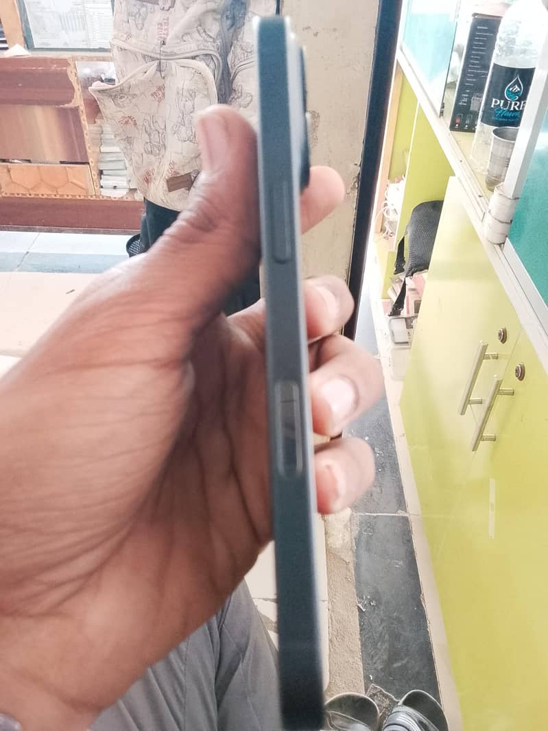 Apple iPhone 16 2