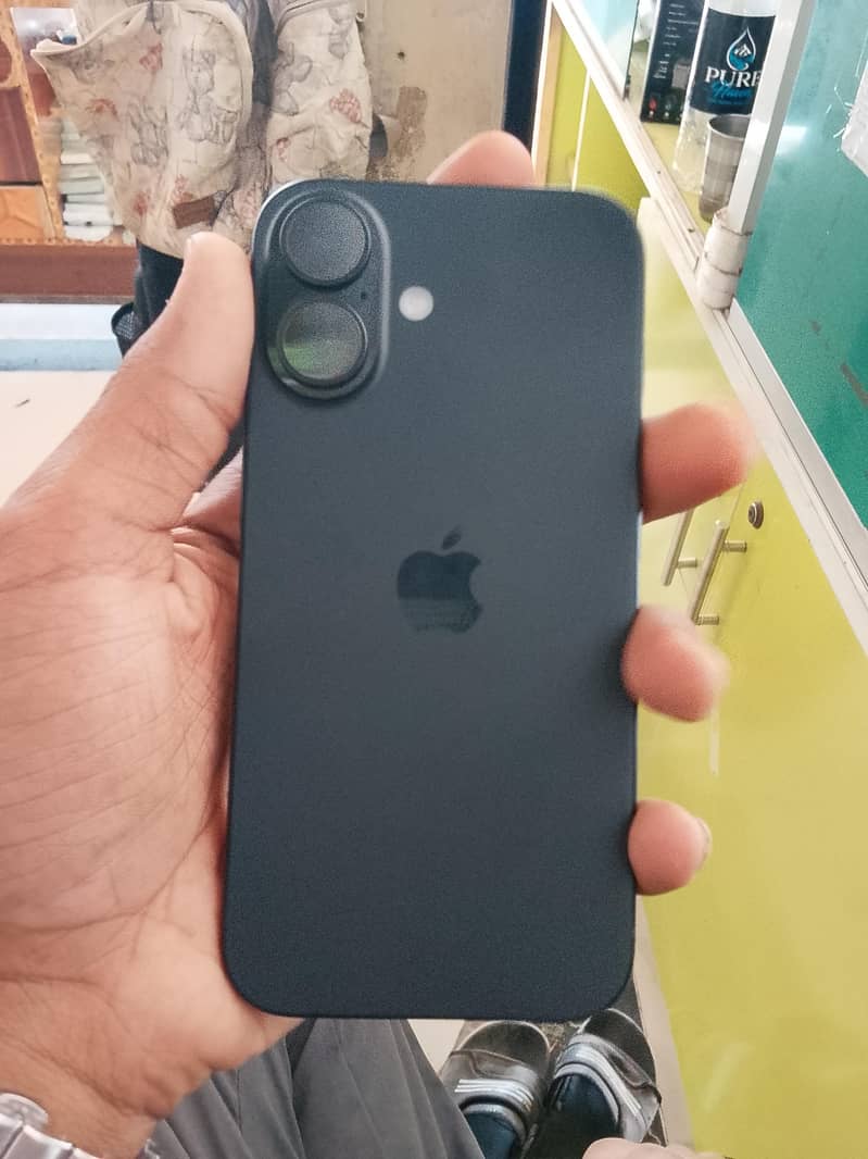 Apple iPhone 16 3