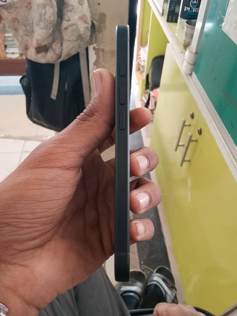 Apple iPhone 16 4