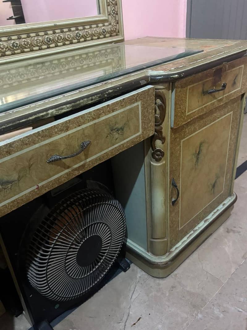 Dressing Table with Large Mirror  Good Condition 1