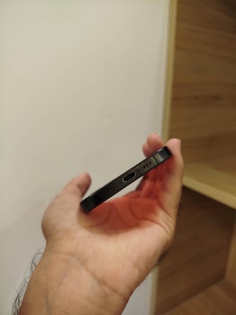 Apple iPhone 16 Pro 3